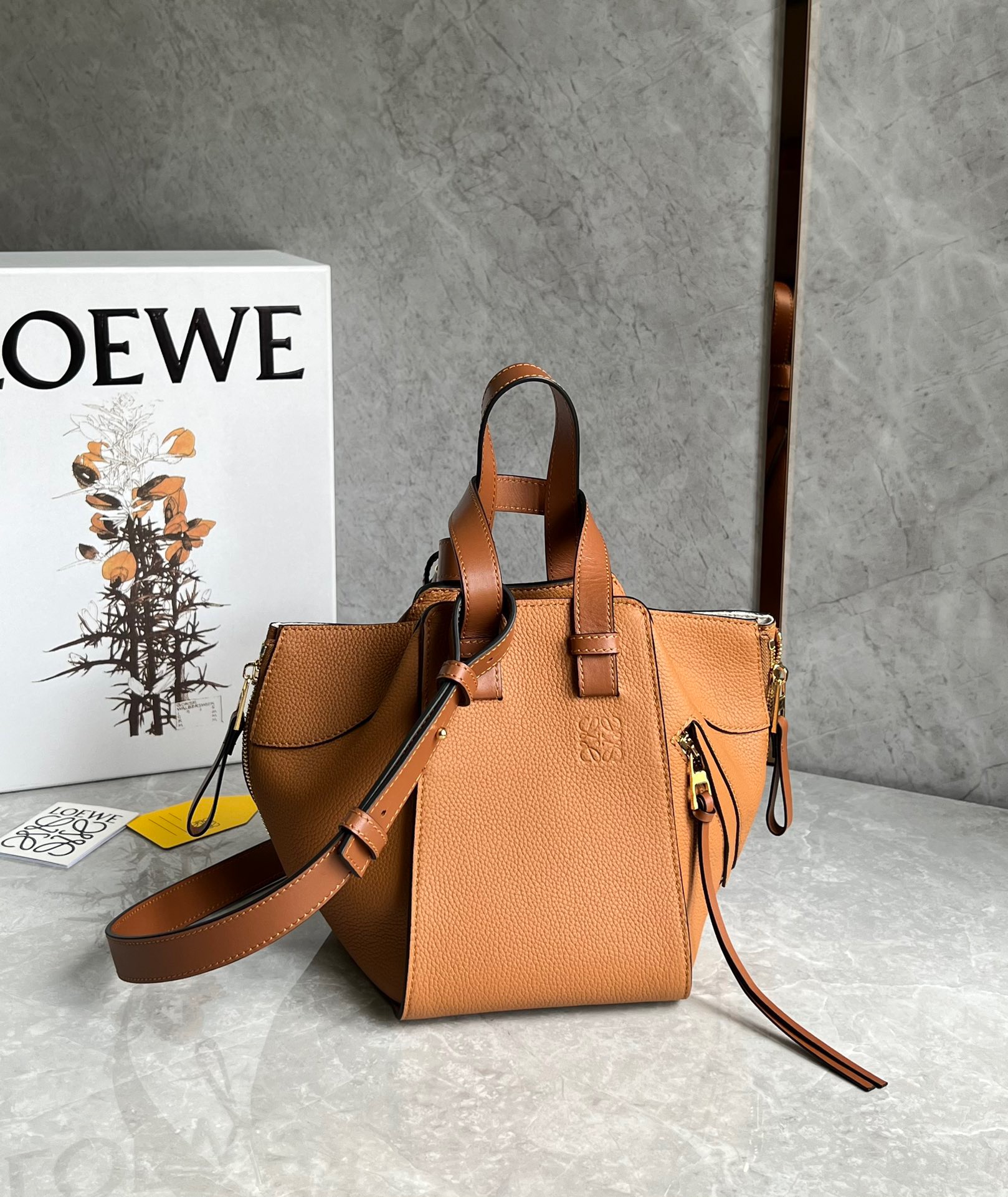 LOEWE ロエベ loewe ハンモック ドローストリングバッグ ミニ クラシックカーフ HAMMOCK BAG MINI ブラウン ブランド  レディース バッグ 2024新作