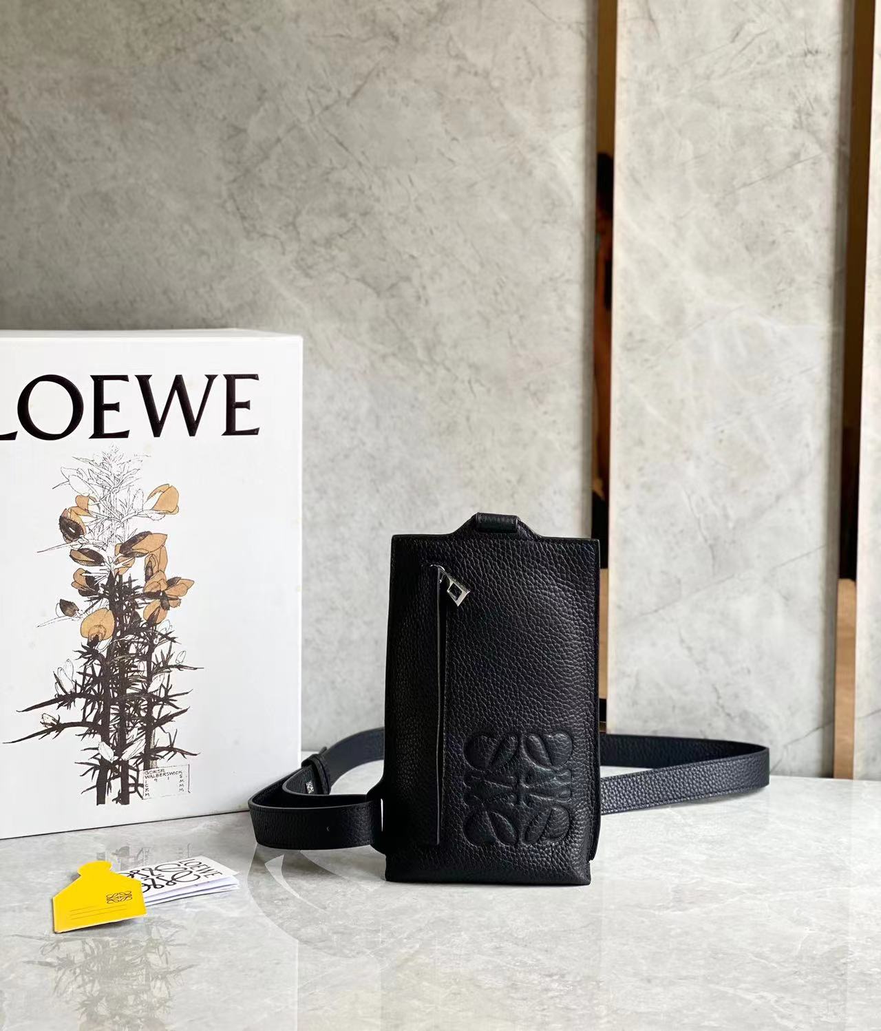 LOEWE ロエベ クロスボディバッグ メンズ バーティカル Tポケット レザー ショルダーバッグ アナグラム 鞄【並行輸入品】｜miyukigahara-store｜02