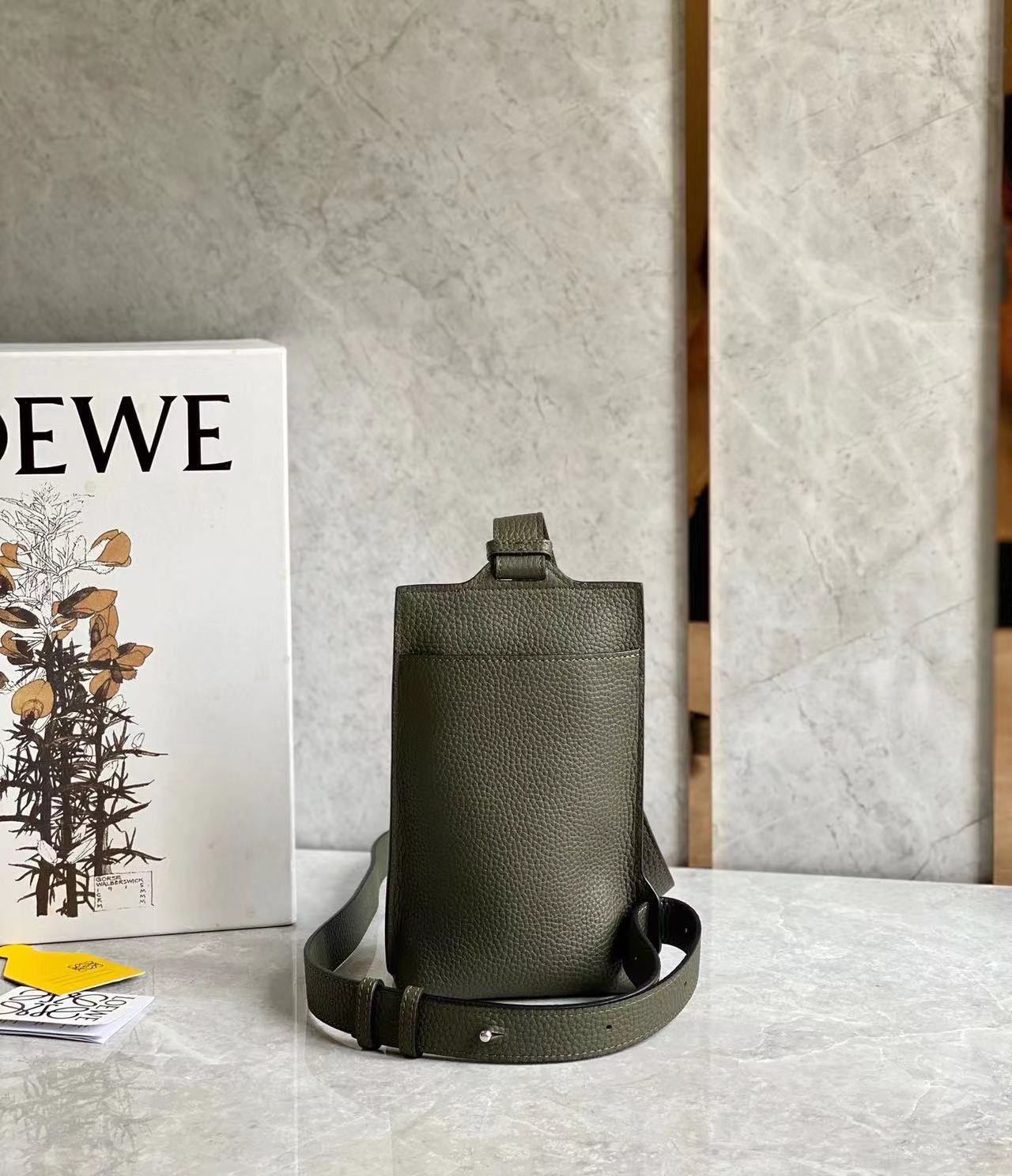 LOEWE ロエベ クロスボディバッグ メンズ バーティカル T