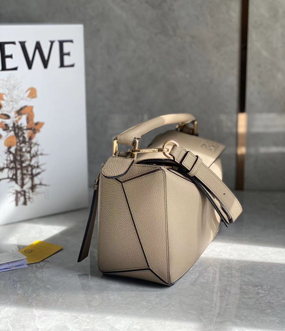 3色展開【LOEWE】レザー ミニバッグ 2WAY 高級感 軽量ショルダー kohakushop_alc087