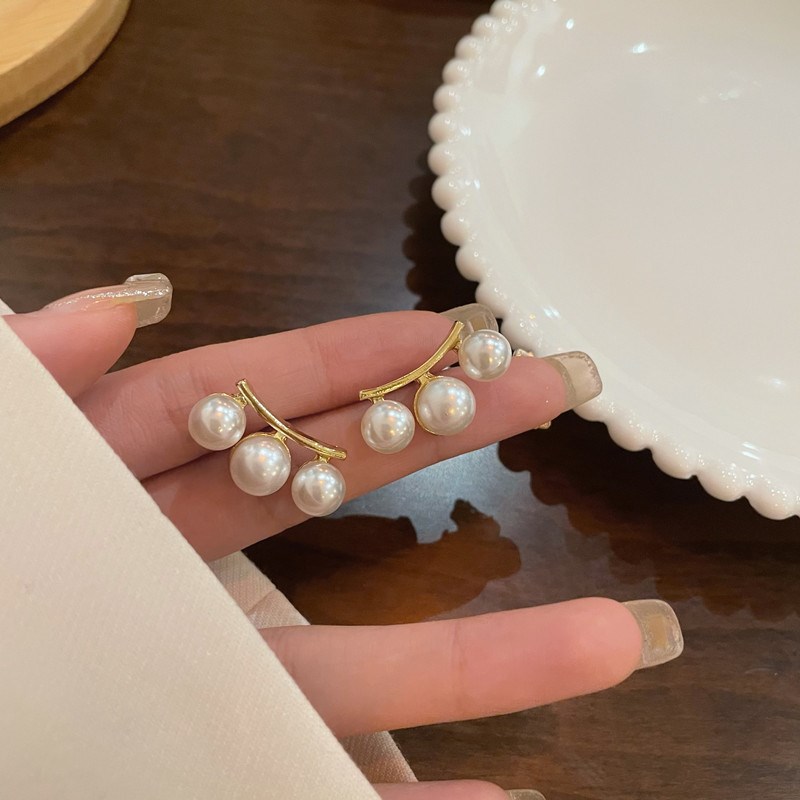ピアス 大ぶり パールピアス アレルギー対応 パール 3連 イヤリング ゴールドピアス かわいい レディース 普段使い 結婚式 おしゃれ オフィス ギフト 韓国 関連画像4