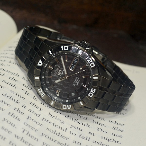 SEIKO5 セイコー5 黒文字盤　自動巻き　オールブラック　裏スケ　海外モデル SEIKO5 セイコー5 黒文字盤 自動巻き オールブラック 裏スケ