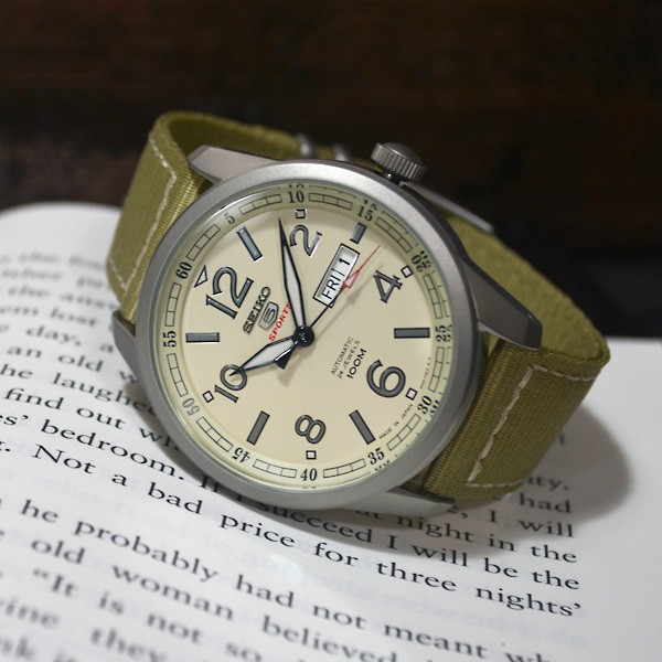 セイコー5 スポーツ ミリタリー 海外モデル 逆輸入 自動巻き SEIKO5 腕時計 メンズ ベージュ文字盤 ベージュナイロンベルト SRP635J1