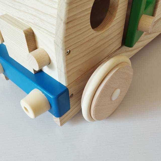 森のカラフルバス