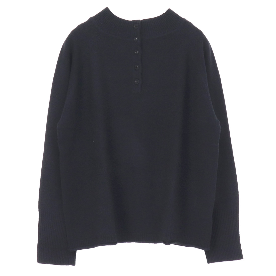 mao made（マオメイド） メリノウール2WAYくるみボタンのプルオーバー