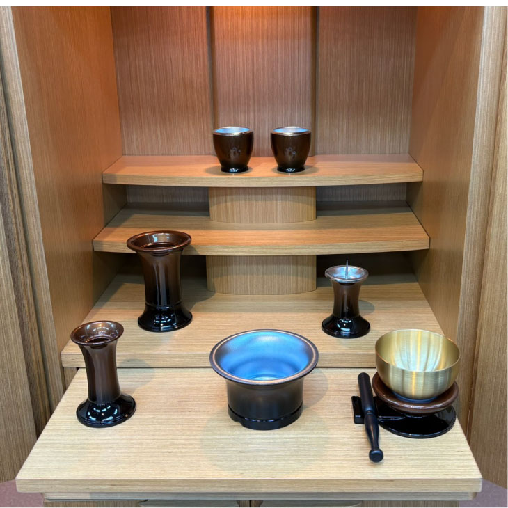 スピッチ台付きライト色仏具を置いた画像