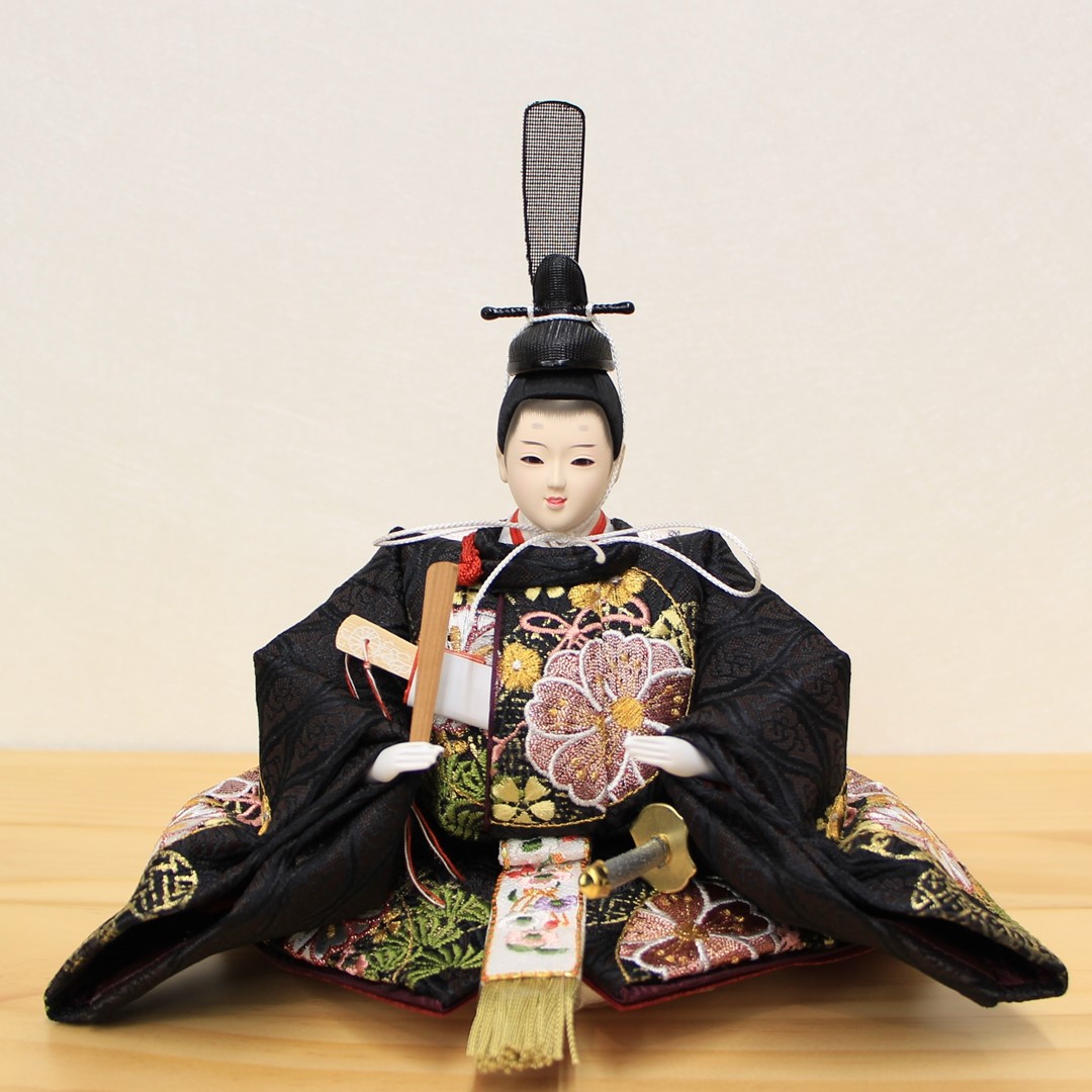 雛人形 親王飾り 本刺繍 黒×金屏風 木製台座 伝統工芸 新品未使用展示品 望月龍翠作 毬と扇の金駒刺繍衣装の雛人形金彩枝桜屏風巻物親王飾りが