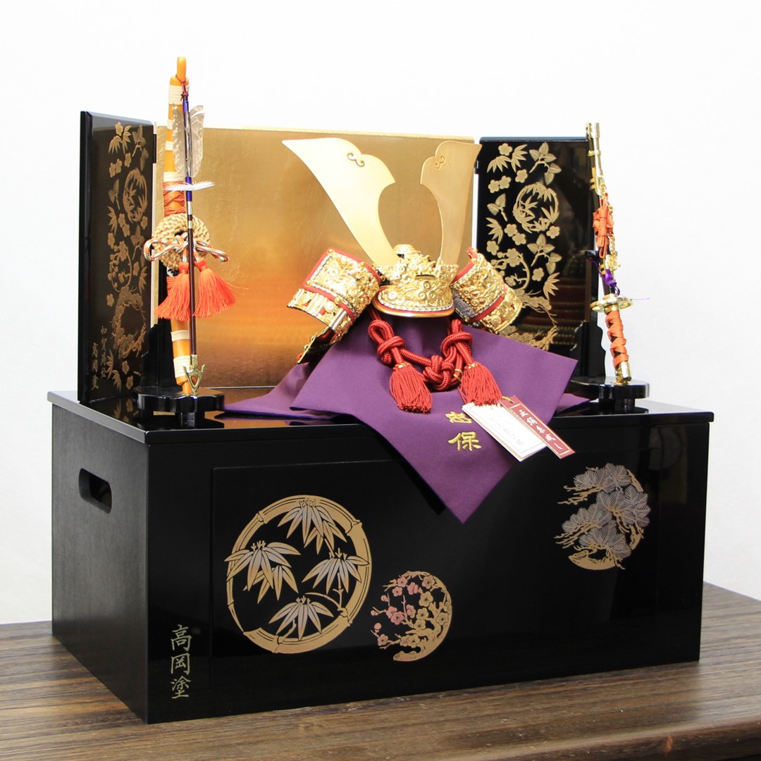 五月人形 8号 菊一文字之兜 金箔押し小札 袖黒・松竹梅三曲金箔屏風