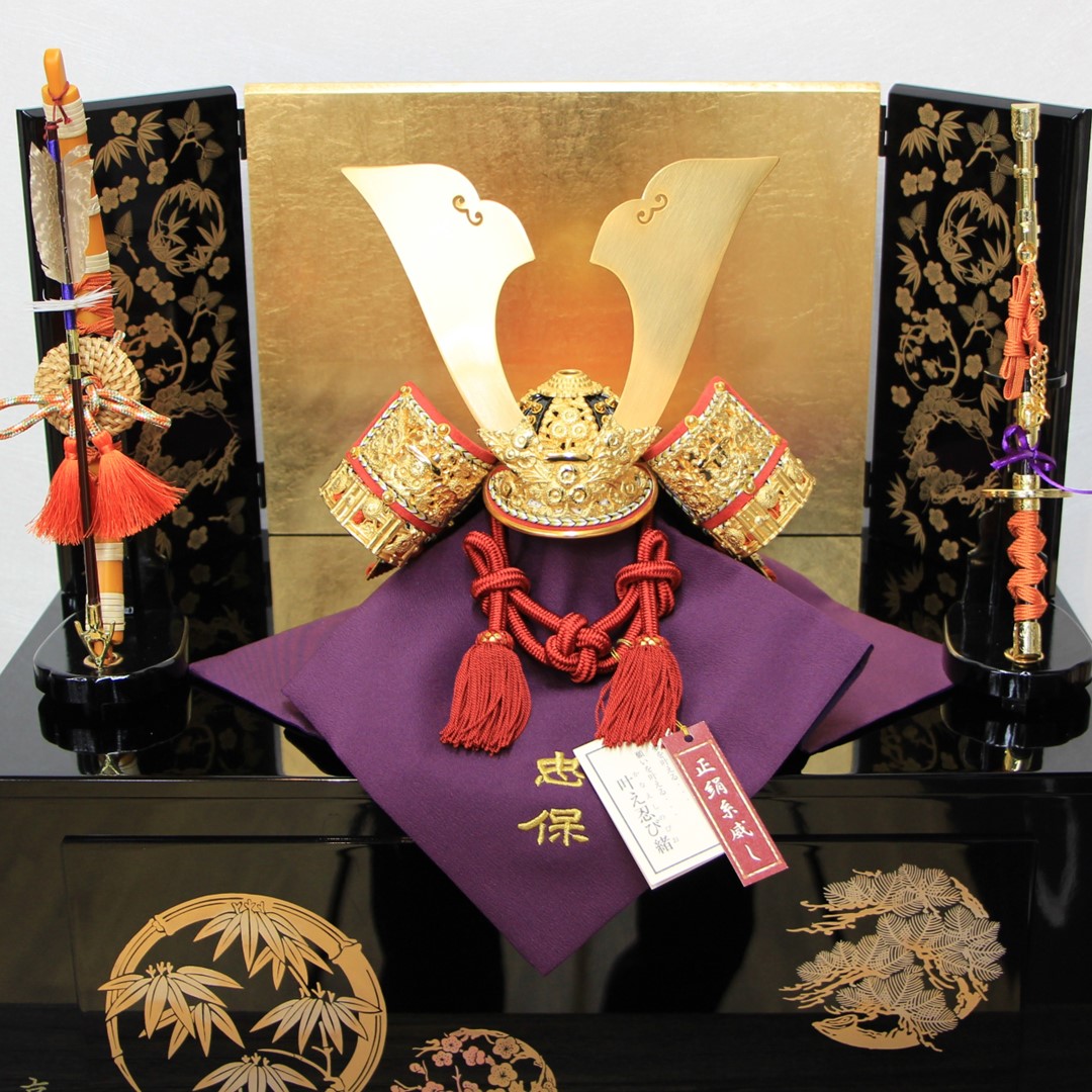 五月人形 8号 菊一文字之兜 金箔押し小札 袖黒・松竹梅三曲金箔屏風