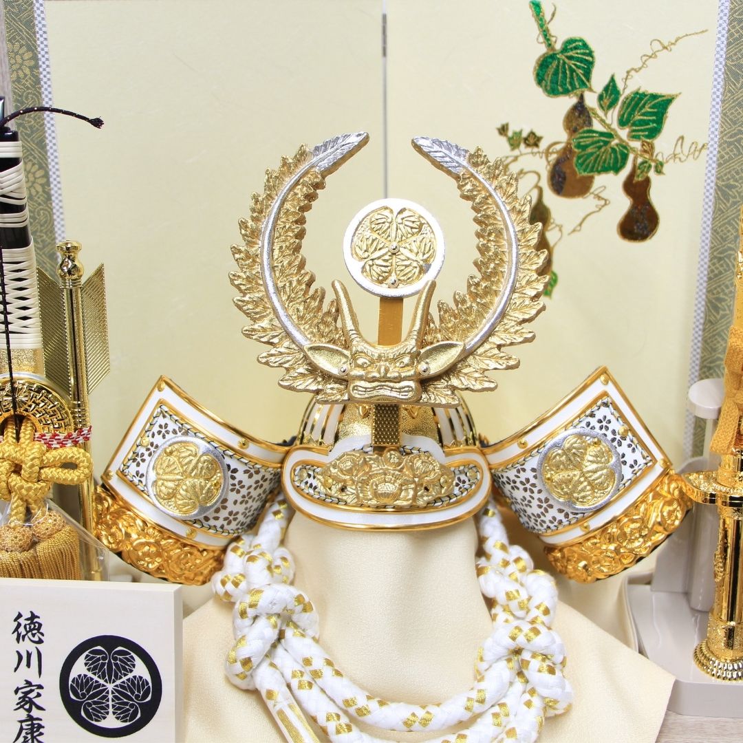 五月人 兜飾り 収納飾り 10号 徳川家康兜セット 白茶木目二曲屏風