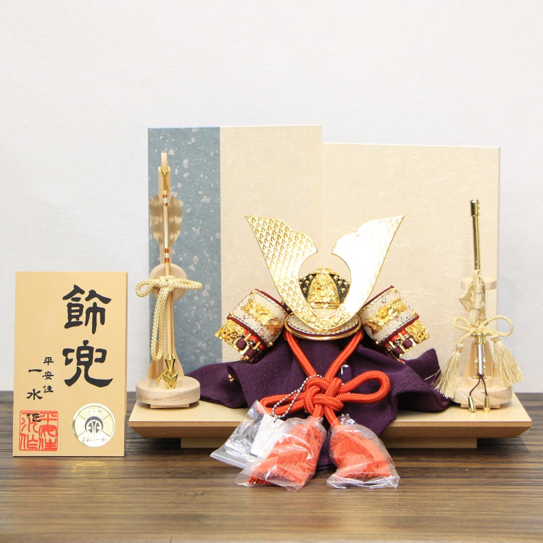 平安住一水作 8号 金小札朱赤糸縅 鳥毛光沢大鍬兜 二曲水色ライン屏風