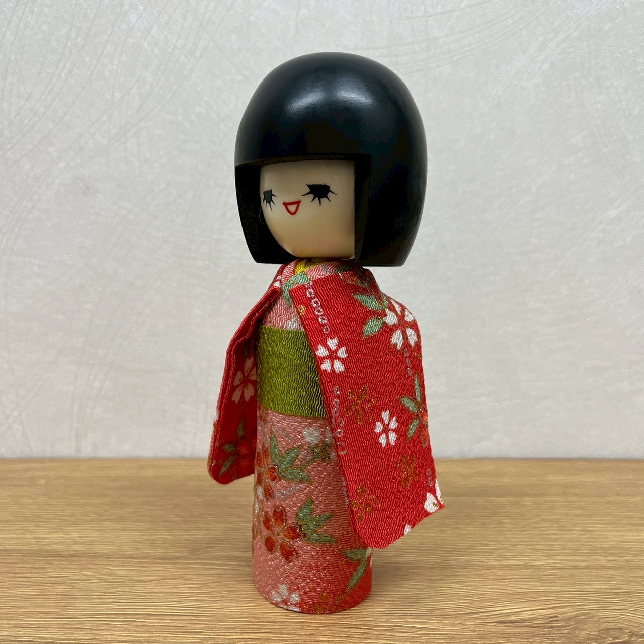 衣裳こけし 静か 赤 衣装 日本のお土産に大人気 日本製 木製 民芸品