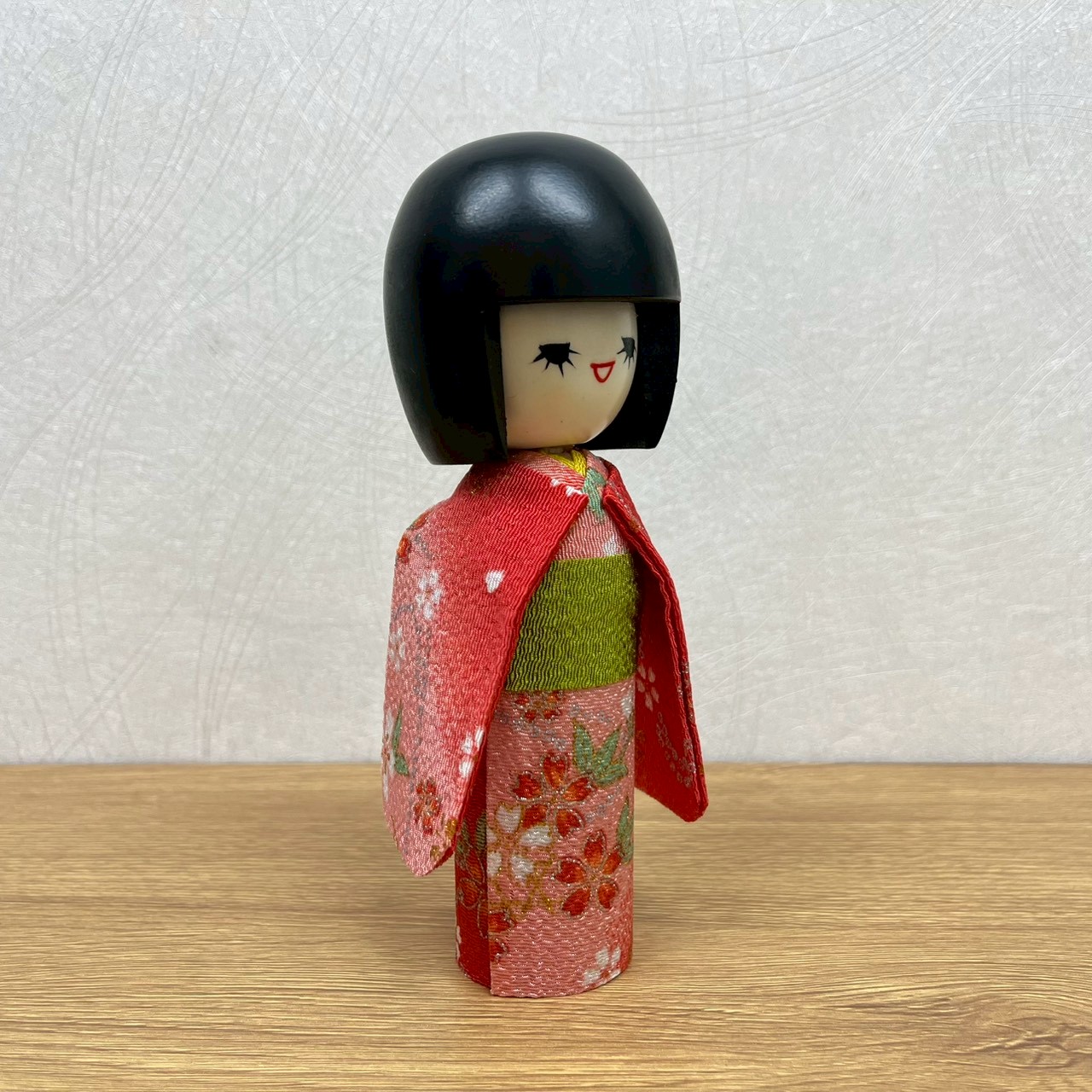 衣裳こけし 静か 赤 衣装 日本のお土産に大人気 日本製 木製 民芸品