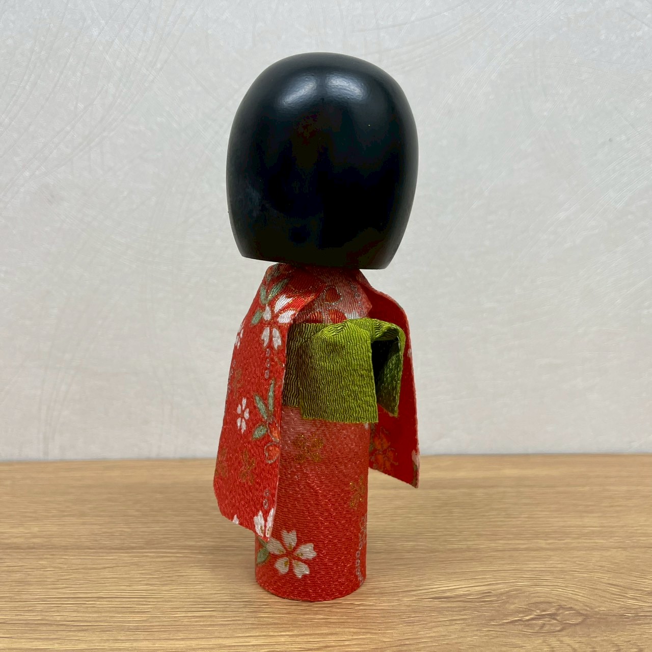 衣裳こけし 静か 赤 衣装 日本のお土産に大人気 日本製 木製 民芸品