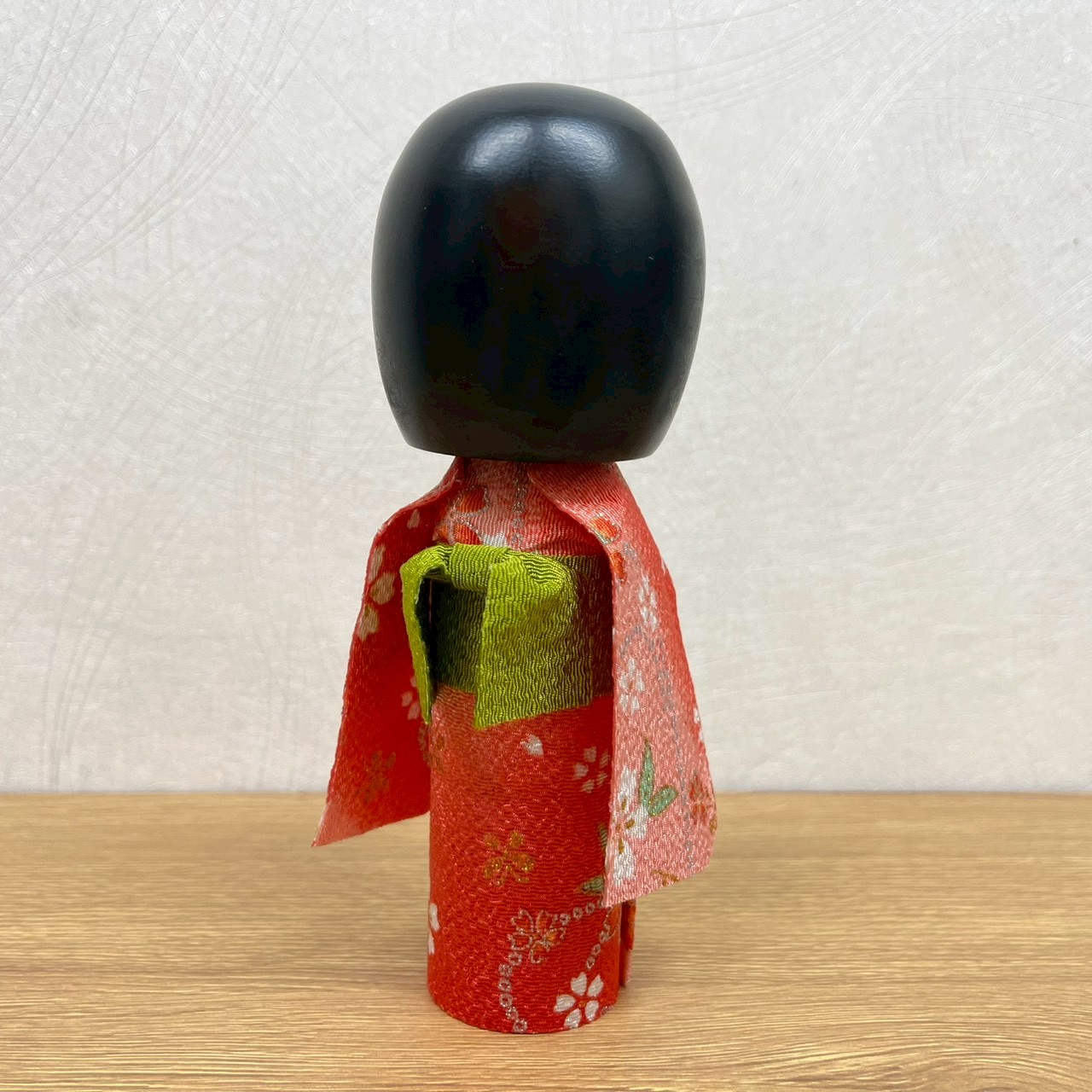 衣裳こけし 静か 赤 衣装 日本のお土産に大人気 日本製 木製 民芸品