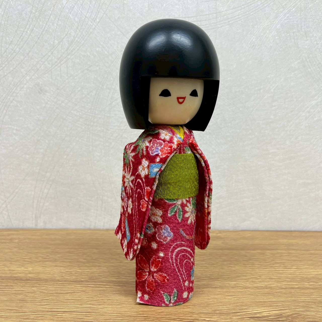 衣裳こけし 笑顔 ピンク衣装 日本のお土産に大人気 日本製 木製 民芸品