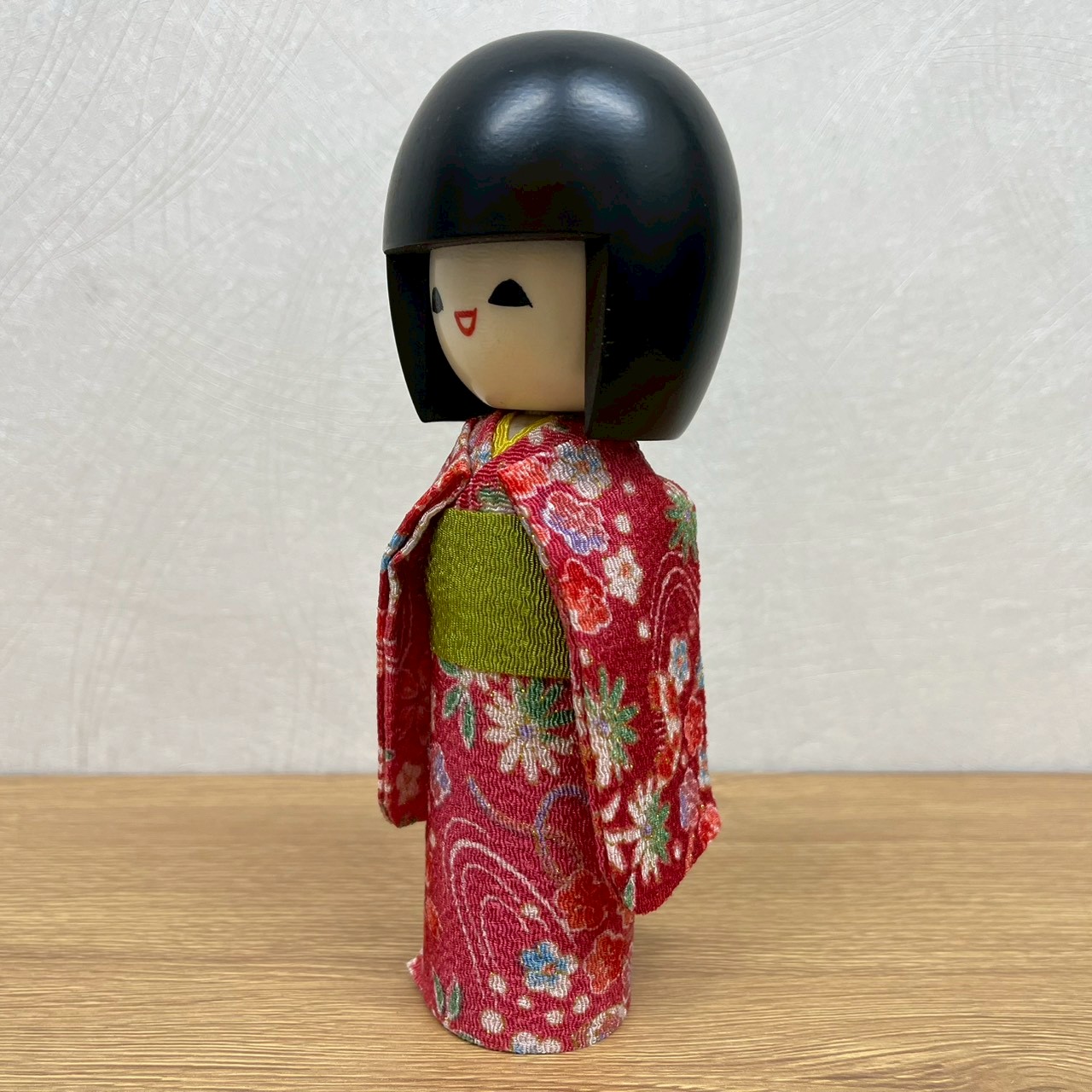 衣裳こけし 笑顔 ピンク衣装 日本のお土産に大人気 日本製 木製 民芸品