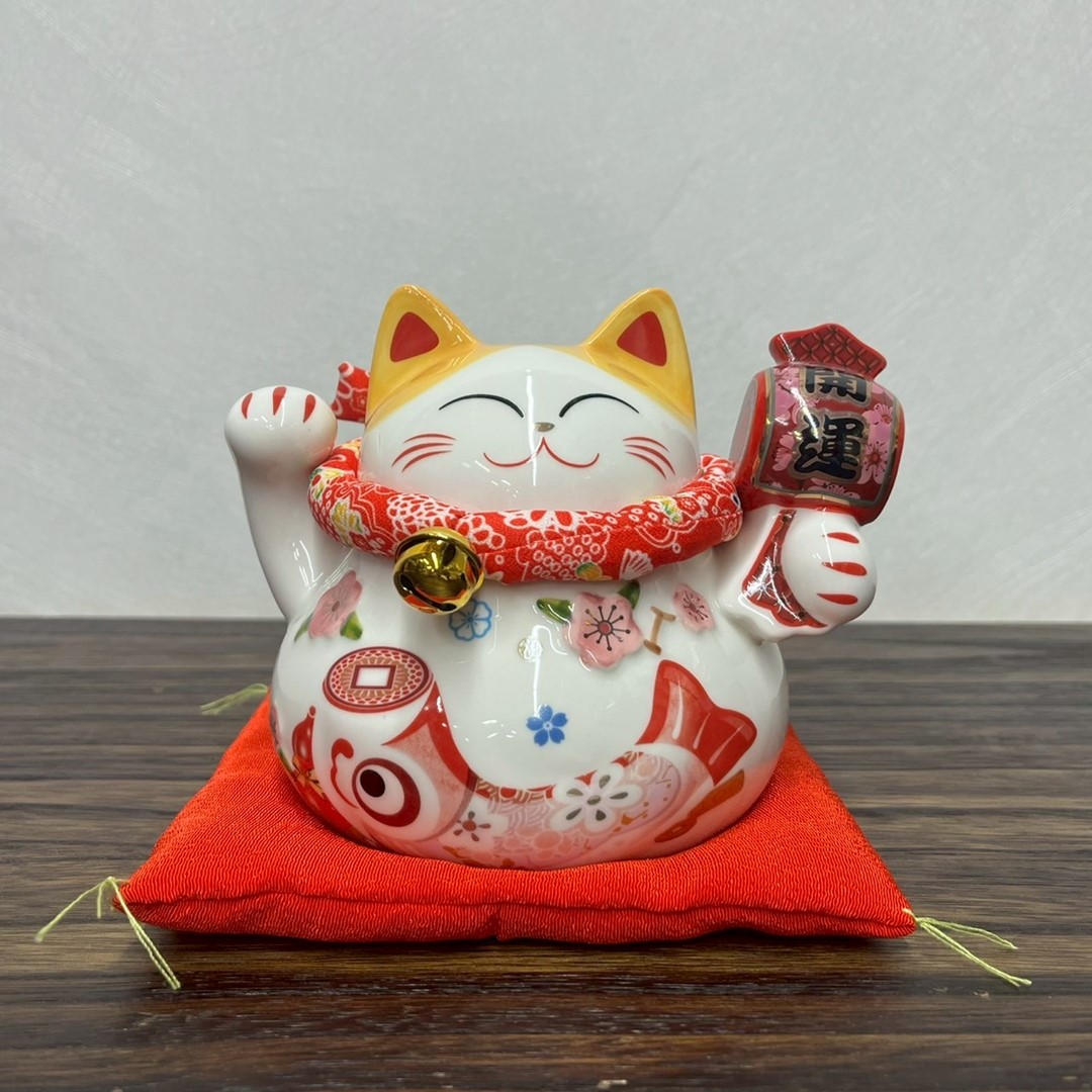 招き猫 貯金箱 三毛猫 陶器 置物　二匹 開運小槌招き猫 貯金箱 陶磁器 座布団付き : 人形のモリシゲ - 通販