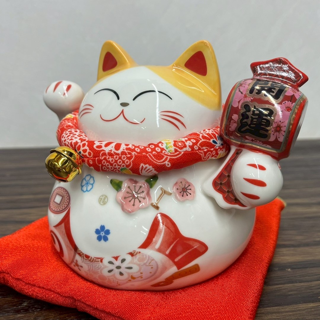 【金色の招き猫・貯金箱タイプ】 家内安全／招財／赤座布団付き 金色の招き猫・貯金箱タイプ】 家内安全／招財／赤座布団付き 【公式通販】