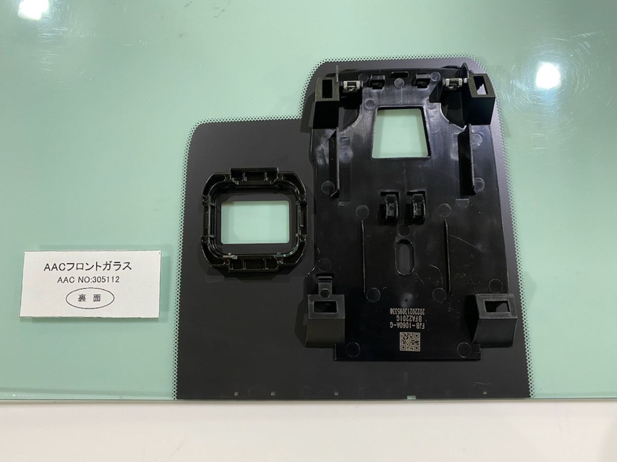 日産（NISSAN） フロントガラス クオン(久遠) G105 純正品番:52235