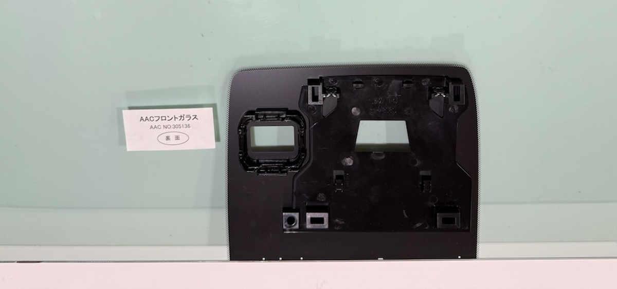 日産（NISSAN） フロントガラス クオン(久遠) G105 純正品番:52240