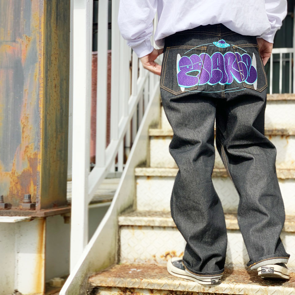 全2色 エクストララージ XLARGE デニムパンツ GRAFFITI DENIM PANTS グラフィティ 刺繍 インディゴ ブラック INDIGO  BLACK ブラックデニム 101224031005