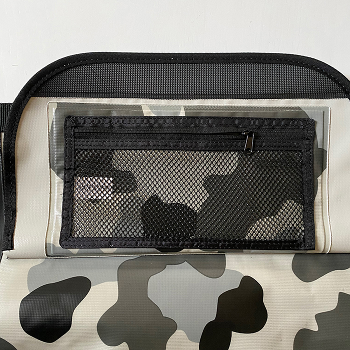 ID one (アイディーワン) 防水バックパック ホワイト/ブラック