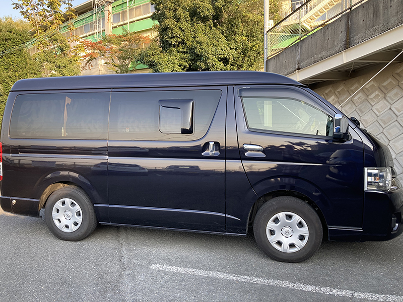 ハイエース 200系 小窓 バイザー 4型以降 片側 ダーク パーツ : マッド