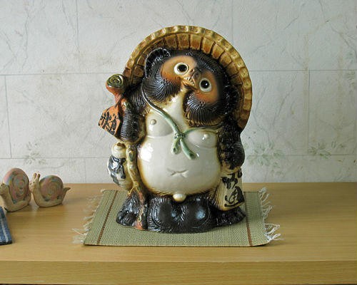 信楽焼 狸 置物 開運絵馬 たぬきの置物 8号 (名入れも可) 玄関 狸置物