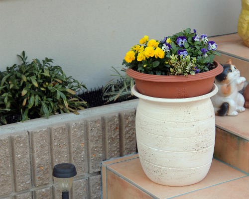 陶芸品としての大皿と花瓶のセット(箱付、台座付) 陶芸品としての大皿と花瓶のセット(箱付、台座付)