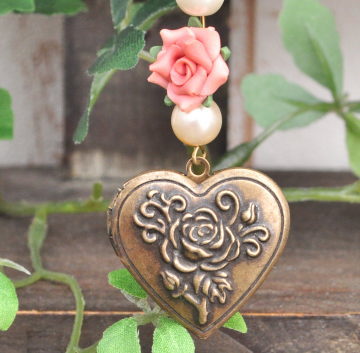 ハンドメイド　バラチャーム　R-285 ハンドメイド バラチャーム R-285 MY mama 薔薇のハートロケット