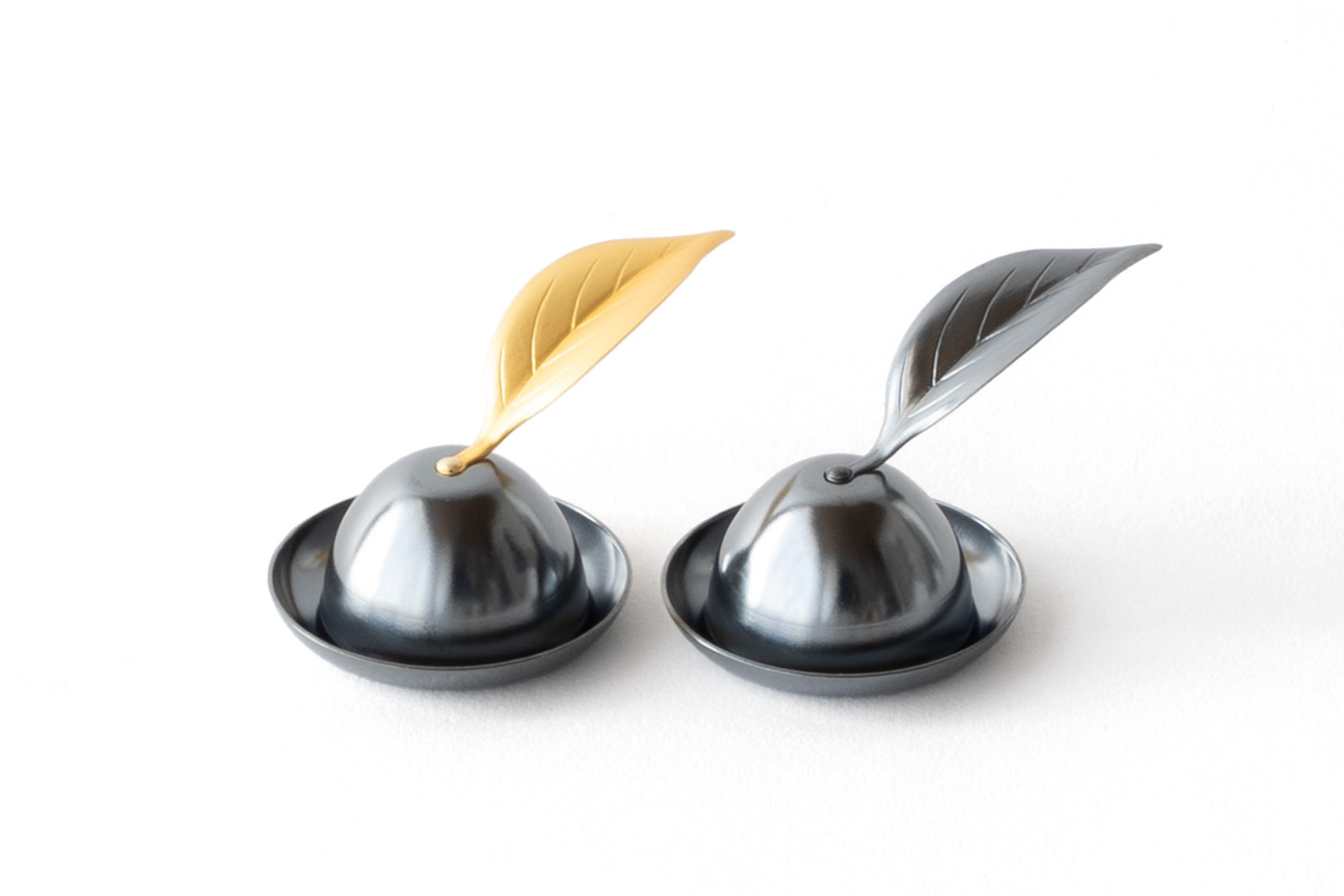 ローソク消し ミニ 木の葉型 選べる2色 真鍮 おしゃれ コンパクト