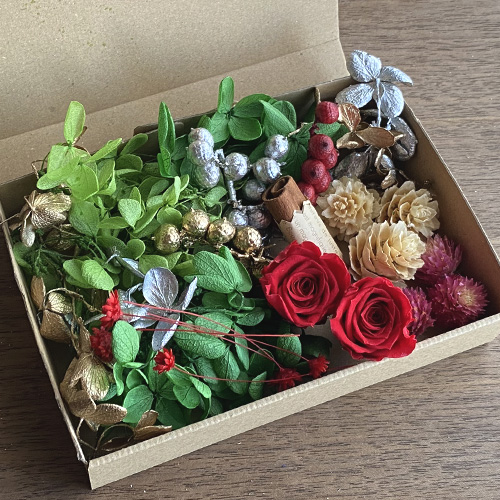 NEW メール便(日本郵便)送料無料 プリザーブドフラワー クリスマス カネラ 赤バラ 2輪&緑2色・金・銀アジサイ&木の実 花材セット｜nail-studio｜02
