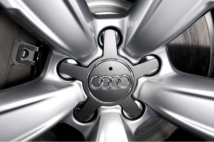 Audi  アウディースタットレス18インチキャップ付き アウディ A8 18インチ スタッドレスタイヤ販売 タイヤ交換