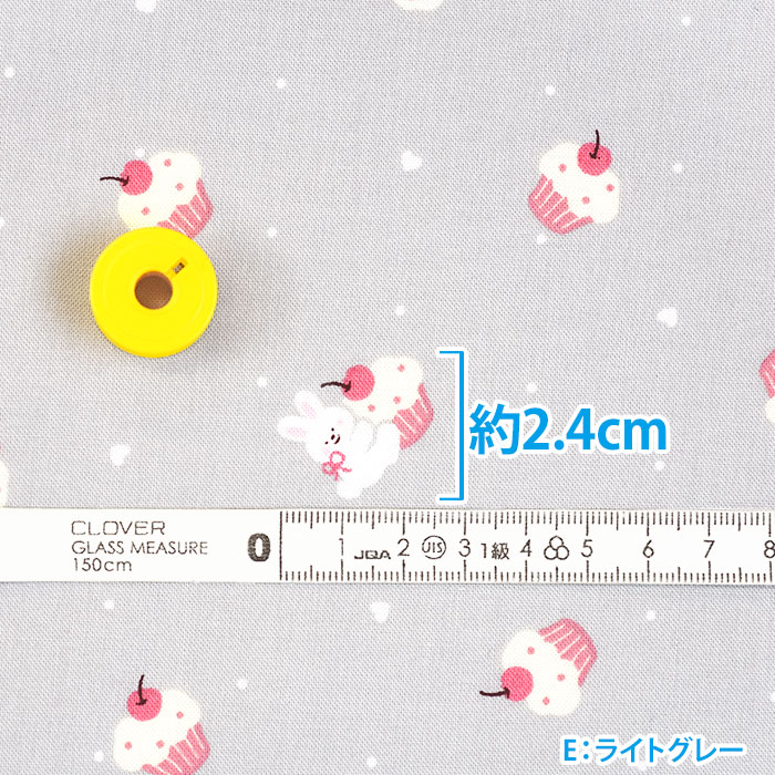 うさぎとカップケーキ柄 【生地見本】 うさぎとカップケーキ シーチング ハート ウサギ かわいい スイーツ柄