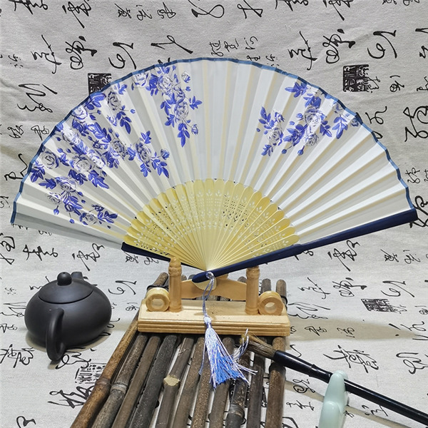 ネットワーク全体の最低価格に挑戦扇子 レディース シルク 夏 折りたたみ 花火大会 花柄 観賞用 竹製 きれいめ 浴衣 せんす 和風 女性用 涼しい 夏祭り  着物 猛暑対策 おしゃれ 着物、浴衣