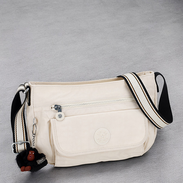 大幅お値下げ！Kipling ホワイト トラベルバッグ　新品未使用 kipling キプリング ショルダーバッグ レディース ブランド