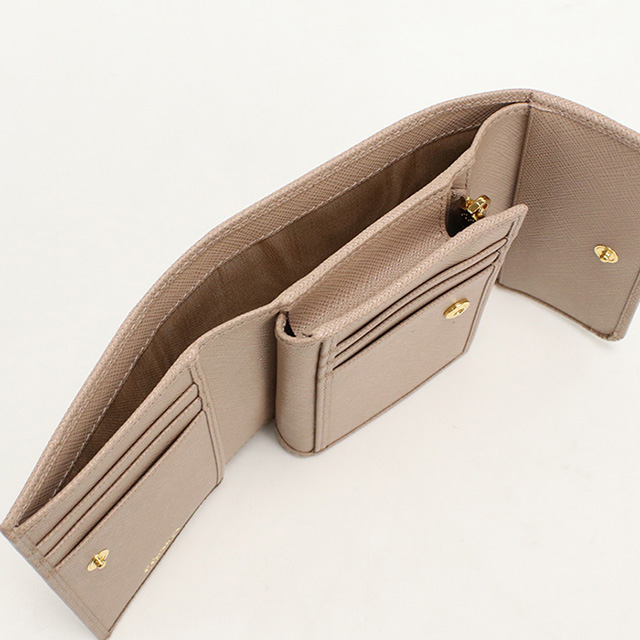 菜*香様 PRADA 三つ折り財布 サフィアーノ ベージュカラー 1MH025 菜*香様 PRADA 三つ折り財布 サフィアーノ ベージュカラー 1MH025