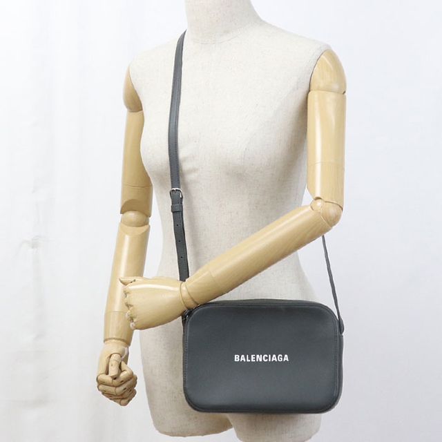 BALENCIAGA バレンシアガ ショルダーバッグ エブリデイ カメラバッグ 猫プリント 肩掛け 斜め掛け かばん 鞄 552372 レザー    ブラック 黒 シルバー金具 レディース 美品【中古品】 バレンシアガエブリデイ 猫プリント カメラバッグ 黒 レディース