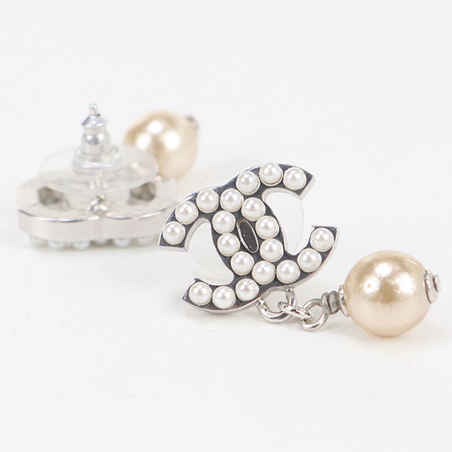 【最終価格】シャネル　ピアス　シルバー　パール　未使用　美品 超希少】気品溢れるシルバー☆CHANEL☆ピアス☆揺れるCC (CHANEL