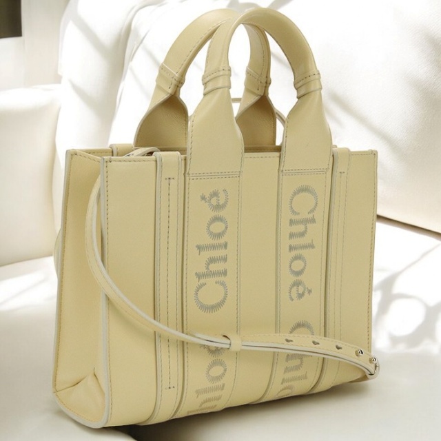 Chloé アイボリー（光沢のあるクリーム色）　レザー トートバッグ【極美品】 あの人気シリーズからシックな新顔が！ クロエの「ウッディ