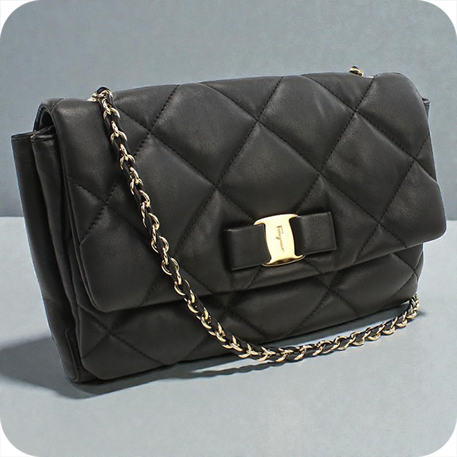 フェラガモ　ショルダーバッグ　黒 レザー ショルダーバッグ FERRAGAMO（フェラガモ） 中古 ショルダーバッグ レディース ブランド