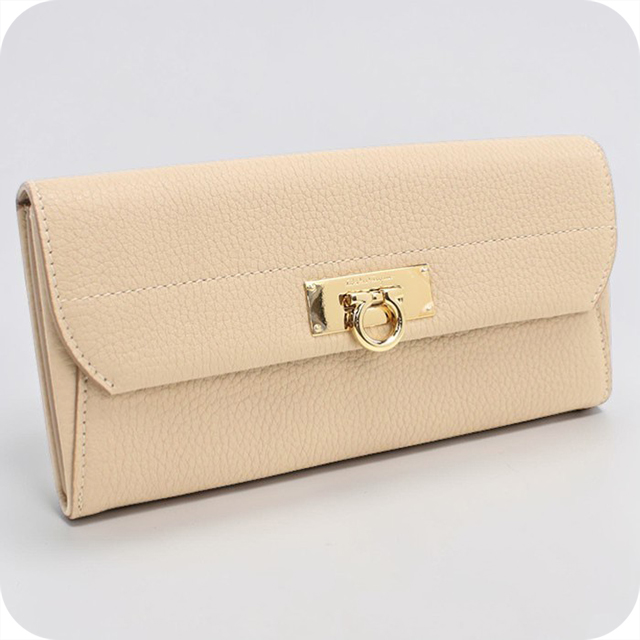 FERRAGAMO（フェラガモ） 中古 長財布二折 レディース ブランド