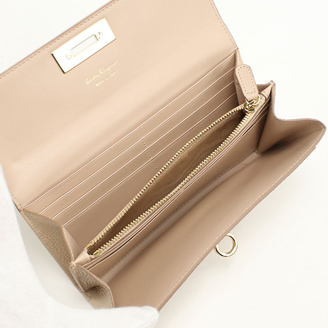 Ferragamo 24cmベージュ ガンチーニ新品 珍品美品 FERRAGAMO（フェラガモ） 中古 長財布二折 レディース ブランド