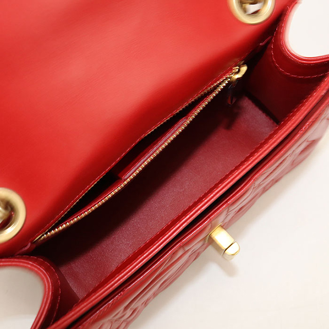 フェラガモ ガンチーニ チェーンバッグ レザー 黒　内側赤 FERRAGAMO（フェラガモ） 中古 ショルダーバッグ レディース ブランド