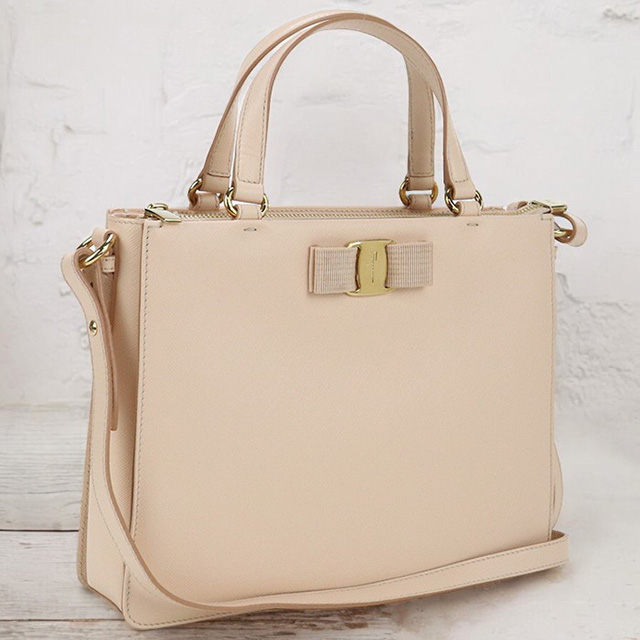 フェラガモ　オフホワイト ヴァラリボン　ショルダートートバッグ ヴァラ トップハンドル - ウィメンズ | Ferragamo