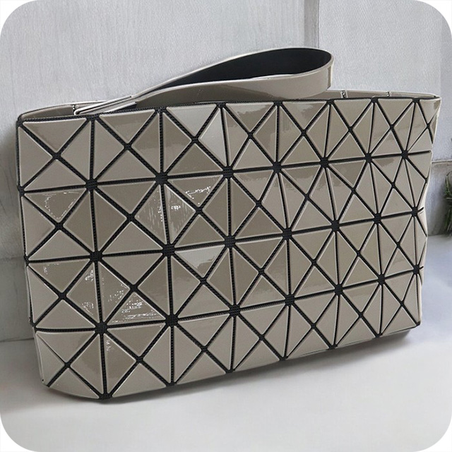 ISSEY MIYAKE シルバー クラッチバッグ ISSEY MIYAKE シルバー クラッチバッグ - メルカリ