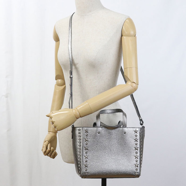 最終価格　極美品　ジミーチュウ デリー レザー ボディバッグ シルバー シルバーヴィンテージメタリックレザーを使用したジミー チュウの