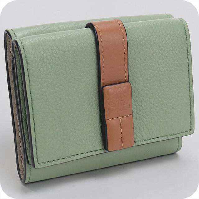【美品】LOEWE ロエベ 三つ折り財布 グリーン アナグラム チャーム付き LOEWE（ロエベ） 中古 三つ折り財布 コンパクト 三折財布 レディース
