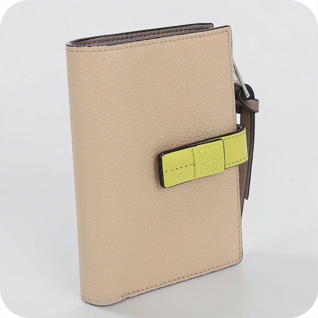 【新品同様】ロエベ　リピート　二つ折り財布　ベージュ　コンパクト財布　付属品 LOEWE（ロエベ） 中古 二つ折り財布 二折財布 レディース ブランド